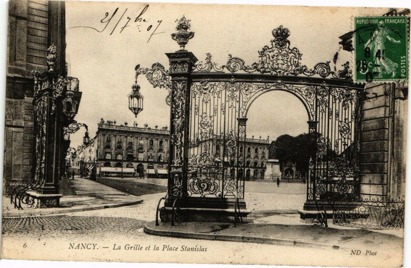 Carte postale ancienne Nancy-La Grille et la Place Stanislas à Nancy