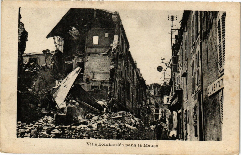 Carte postale ancienne Ville bombardée pans la Meuse