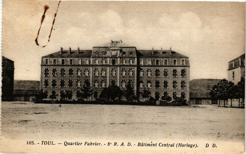 Carte postale ancienne Toul-Quartier Fabvier-Bátiment Central à Toul