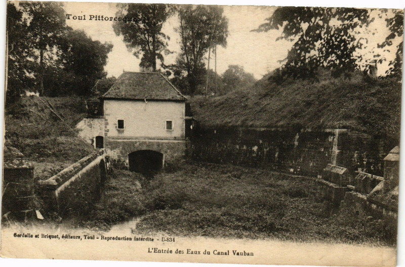Carte postale ancienne Toul-L'Entrée des Eaux du Canal Vauban à Toul