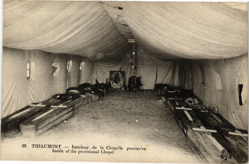 Carte postale ancienne Thiaumont-Intérieur de la Chapelle provisoire