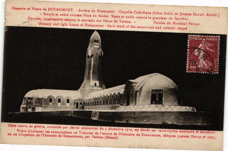 Carte postale ancienne Ossuaire et Phare de Douaumont-Arriére du Monument