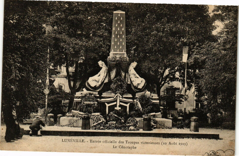 Carte postale ancienne Lunéville-Entrée officielle des Troupes victorieuses-Le Cénotaphe à Lunéville