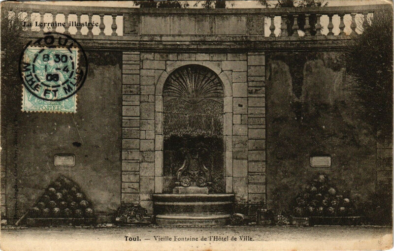 Carte postale ancienne Toul-Vieille Fontaine de l'Hótel de Ville à Toul