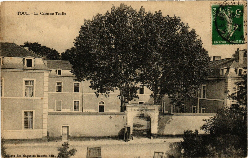 Carte postale ancienne Toul-La Caserne Teulie à Toul