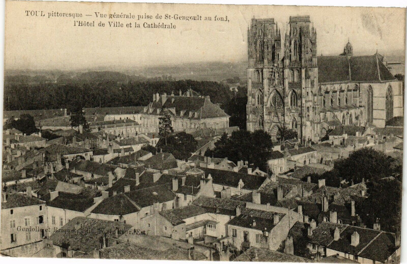 Carte postale ancienne Toul-Vue générale prise deSaint-Gengoult au fond l'Hótel de Ville à Toul