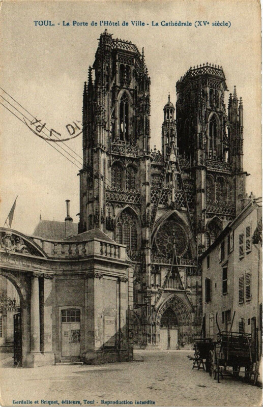 Carte postale ancienne Toul-La Porte de l'Hótel de Ville-La Cathédrale à Toul