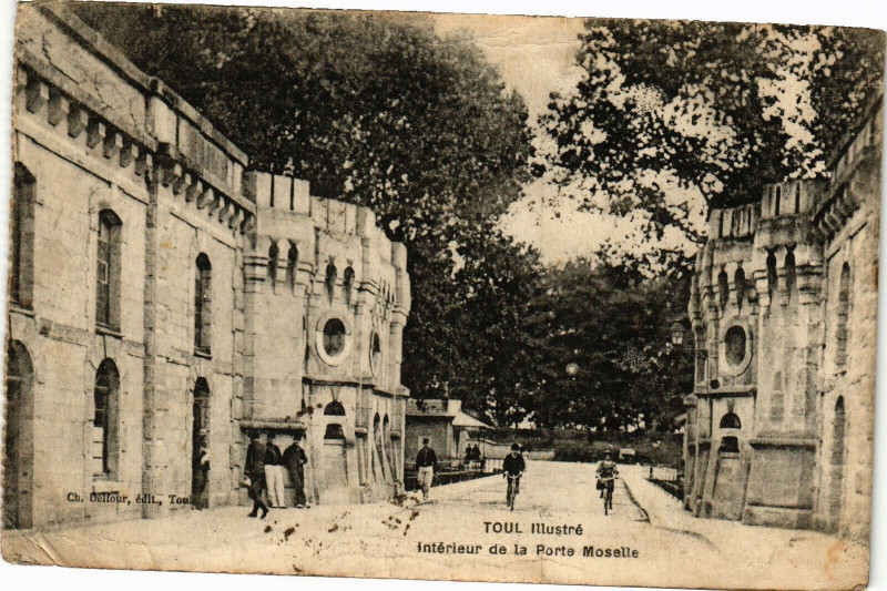 Carte postale ancienne Toul-Intérieur de la Porte Moselle à Toul