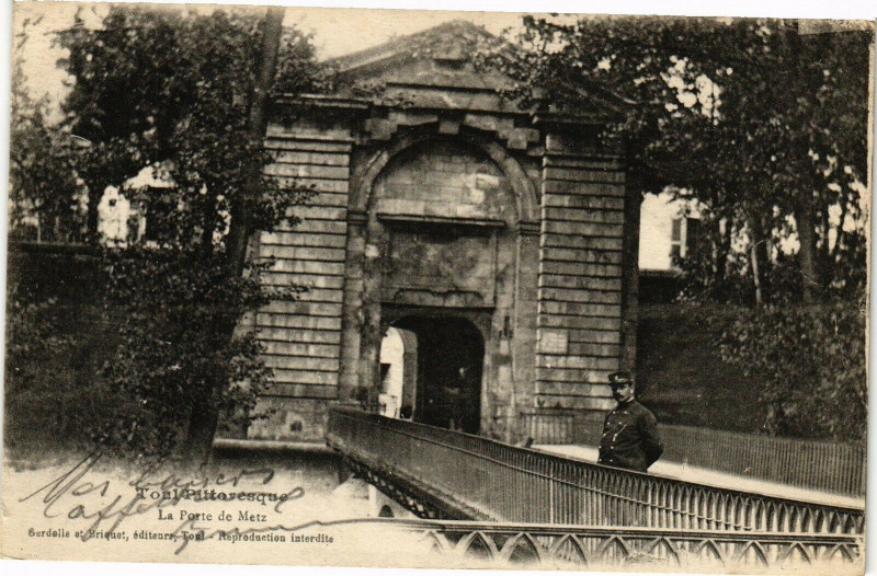Carte postale ancienne Toul-La Porte de Metz à Toul