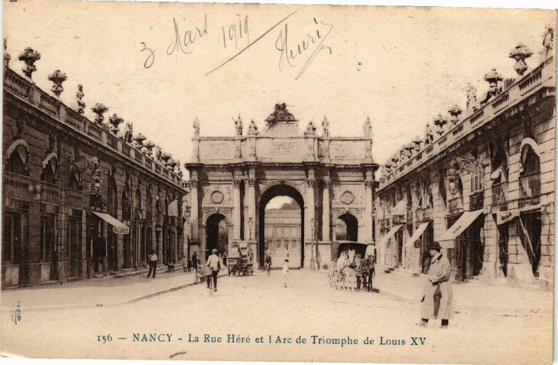 Carte postale ancienne Nancy-La Rue Héré et l'Arc de Triomphe de Louis Xv à Nancy