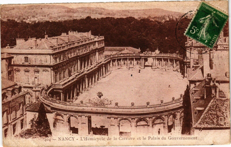 Carte postale ancienne Nancy-L'Hémicycle de la Carriére et le Palais du Gouvernement à Nancy