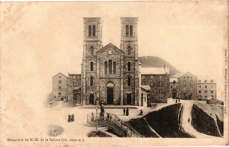 Carte postale ancienne Nancy-Monastére de Notre Dame de la Salette à Nancy
