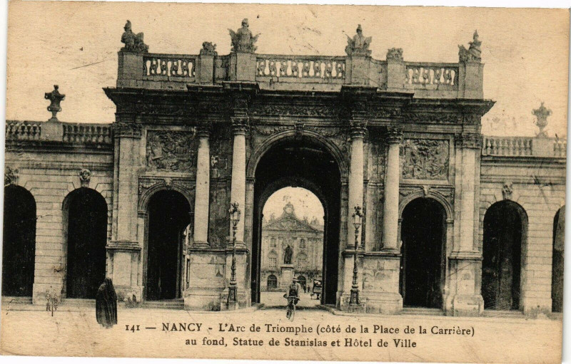 Carte postale ancienne Nancy-L'Arc de Triomphe-Statue de Stanislas et Hótel de Ville à Nancy