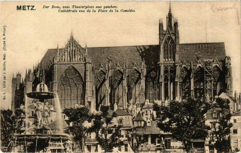 Carte postale ancienne Metz Cathédrale vue de la Place d.l. Comédie à Metz