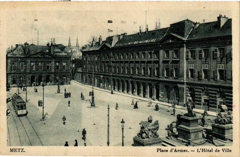 Carte postale ancienne Moselle Metz Place d'Armes Hotel de Ville à Metz