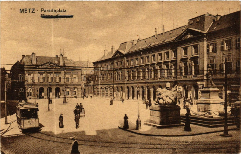 Carte postale ancienne Metz - Paradeplatz à Metz