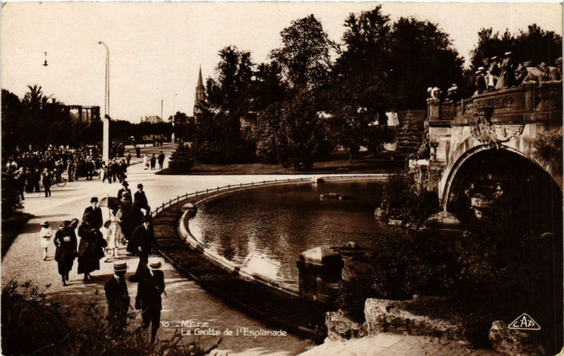 Carte postale ancienne Metz - La Grotte de l'Esplanade à Metz