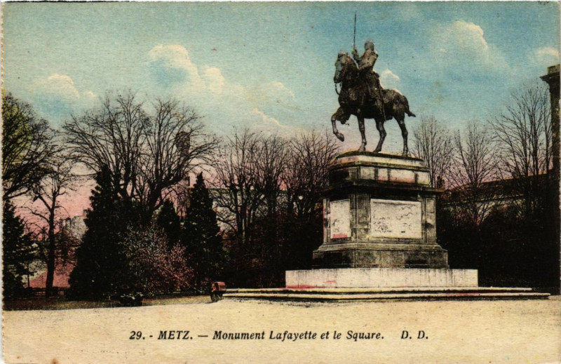 Carte postale ancienne Metz - Monument Lafayerre et le Square à Metz