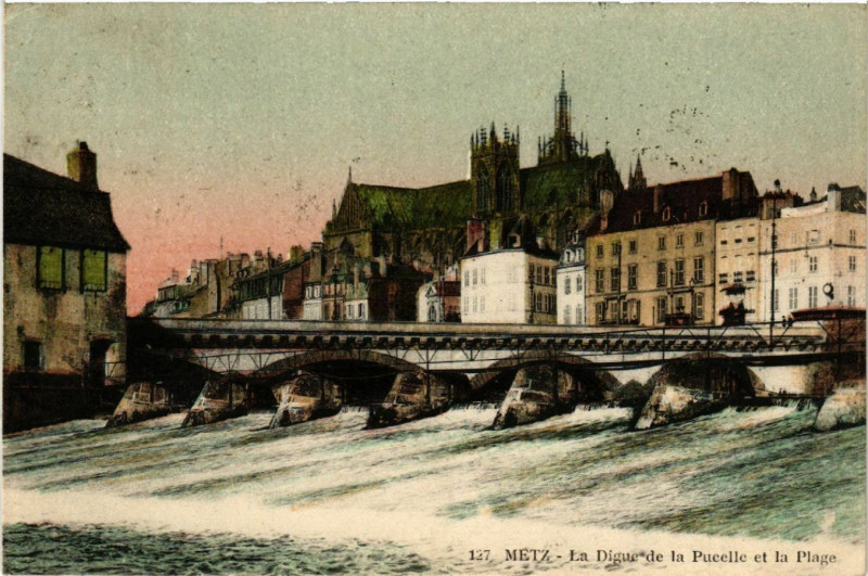 Carte postale ancienne Metz La Digue de la Pucelle et la Plage à Metz