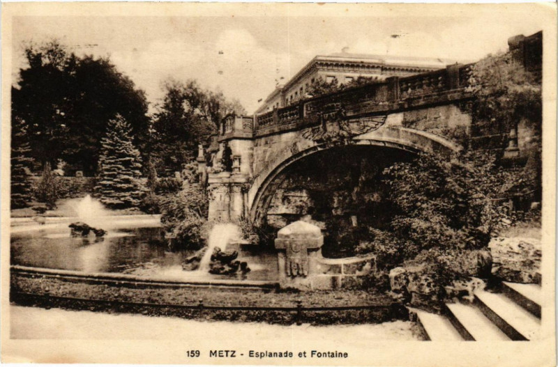 Carte postale ancienne Metz - Esplanade et Fontaine à Metz
