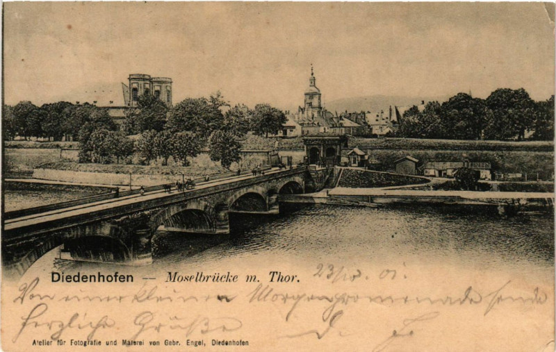 Carte postale ancienne Diedenhofen - Moselbrucke m. Thor