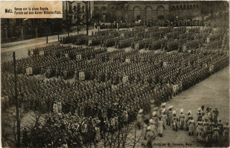 Carte postale ancienne Metz Revue sur la place ROYale à Metz