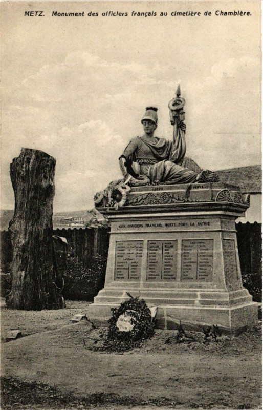 Carte postale ancienne Metz Monument des officiers francais au cimetiere de Chambiere à Metz
