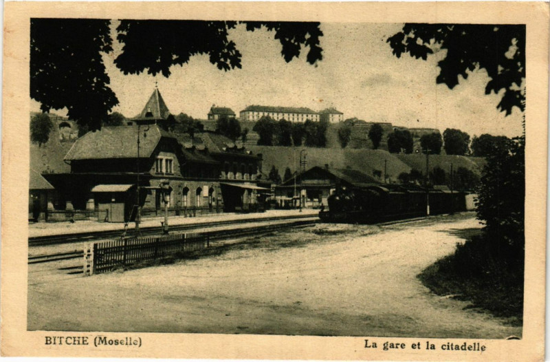 Carte postale ancienne Bitche - La gare et la citadelle à Bitche