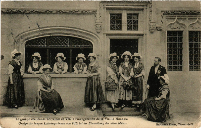 Carte postale ancienne Le groupe des jeunes Lorraines de Vic a l'inauguration de la