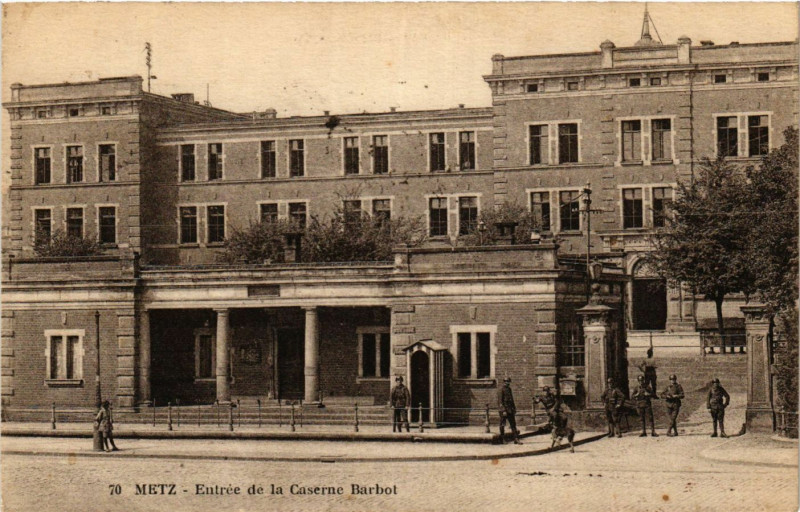 Carte postale ancienne Metz - Entrée de la Caserne Barbot à Metz