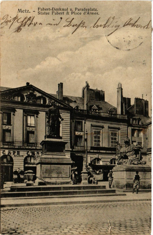 Carte postale ancienne Metz - Fabert-Denkmal u. Paradeplatz à Metz