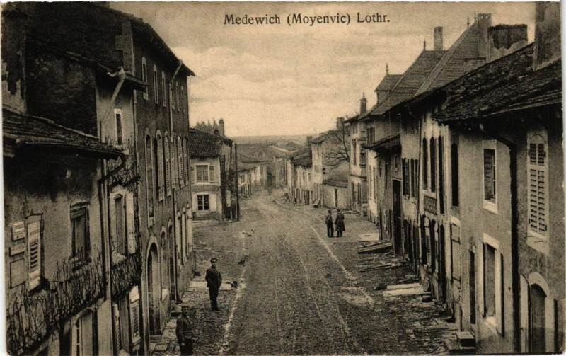 Carte postale ancienne Moyenvic - Medewich - Rue - Scene à Moyenvic