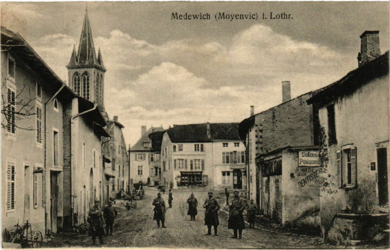Carte postale ancienne Moyenvic - Medewich - Rue - Scene à Moyenvic