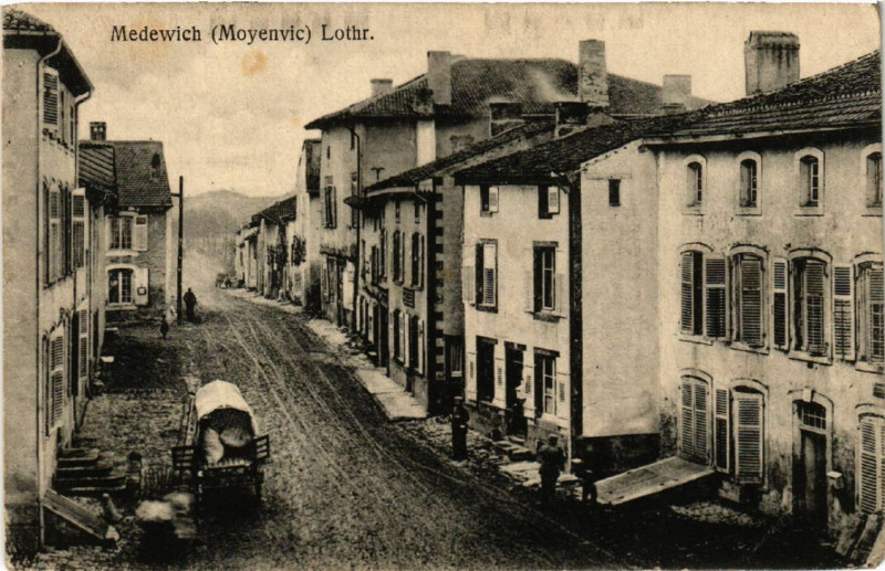 Carte postale ancienne Moyenvic - Medewich - Rue - Scene à Moyenvic