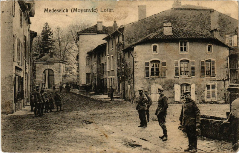 Carte postale ancienne Moyenvic - Medewich - Place - Platz - Scene à Moyenvic