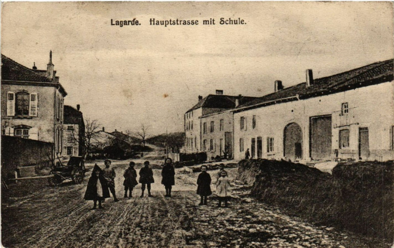 Carte postale ancienne Lagarde - Hauptstrasse mit Schule à Lagarde