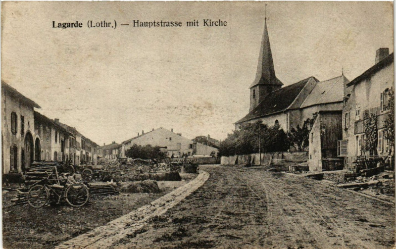 Carte postale ancienne Lagarde - Hauptstrasse mit Kirche à Lagarde