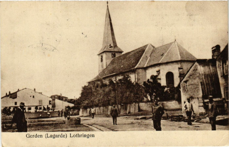 Carte postale ancienne Lagarde - Gerden - Rue - Scene à Lagarde