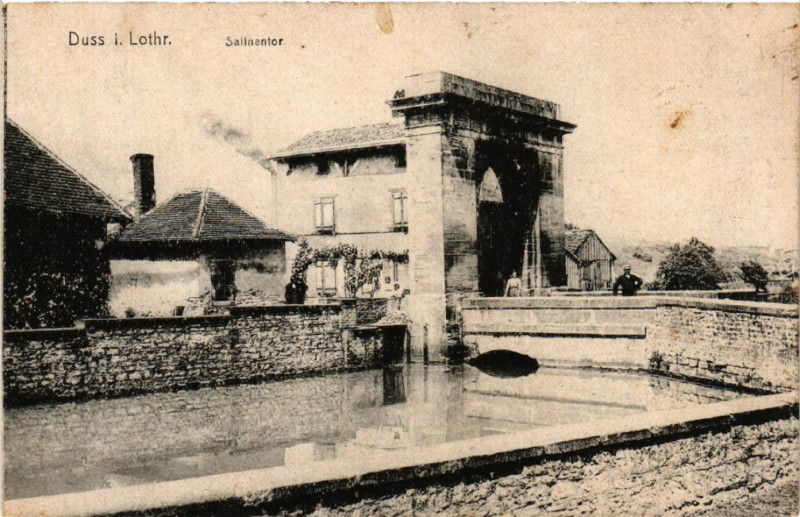 Carte postale ancienne Dieuze - Duss i. L. - Salinentor à Dieuze
