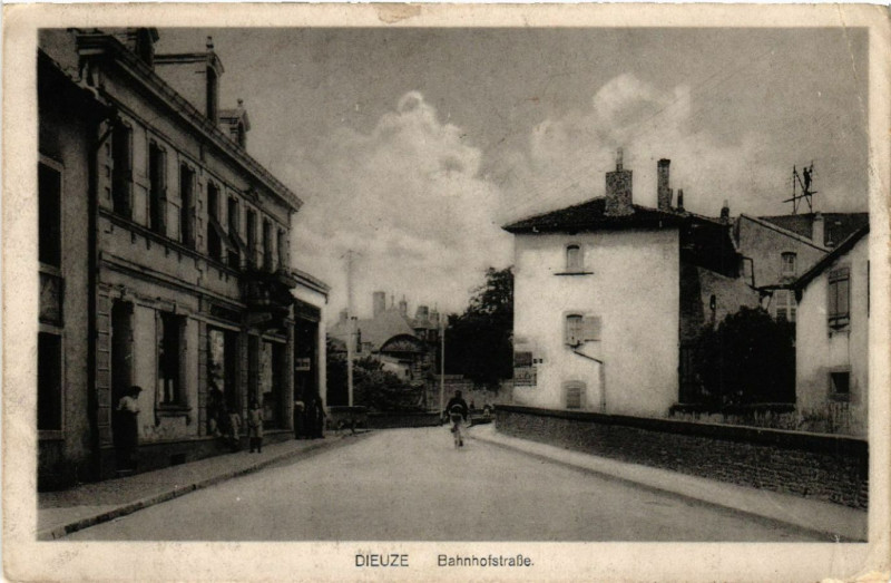 Carte postale ancienne Dieuze - Duss i. L. - Rue de la Gare - Bahnhofstrasse à Dieuze