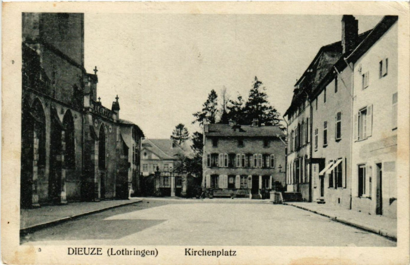 Carte postale ancienne Dieuze - Duss i. L. - Kirchenplatz à Dieuze