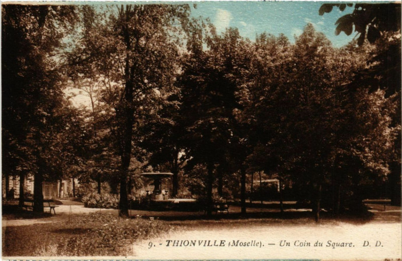 Carte postale ancienne Thionville - Un coin du Square à Thionville