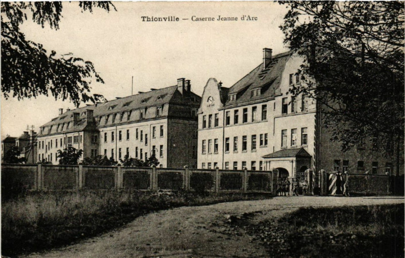 Carte postale ancienne Thionville - Caserne Jeanne d'Arc à Thionville