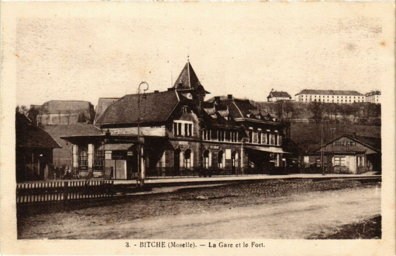 Carte postale ancienne Bitche - La Gare et le Fort à Bitche
