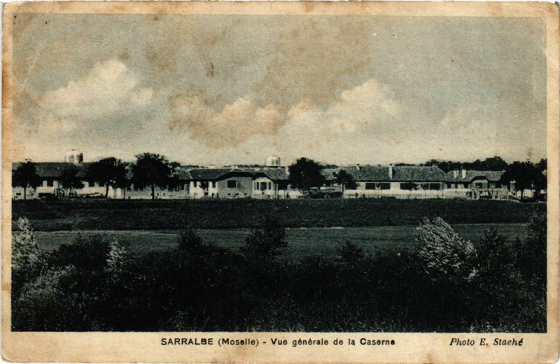 Carte postale ancienne Sarrable - Vue générale de la Caserna