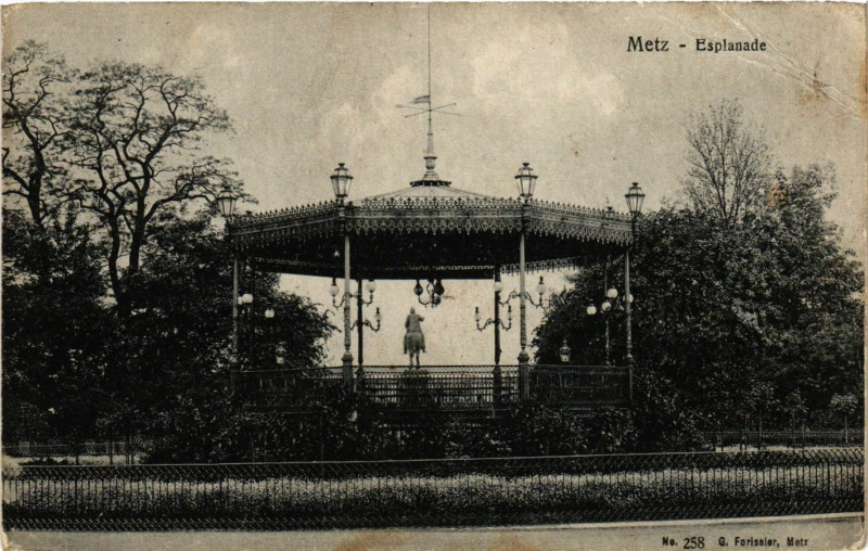 Carte postale ancienne Metz - Esplanade à Metz