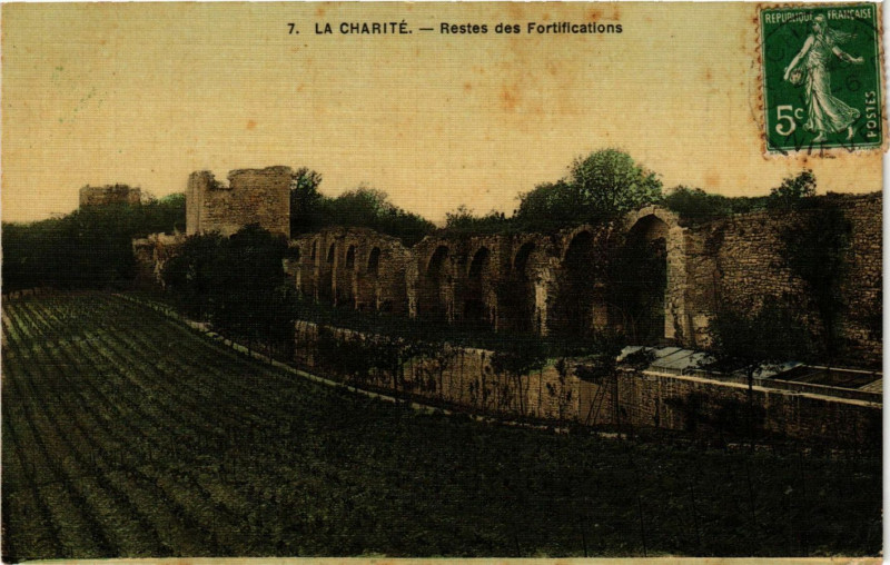 Carte postale ancienne La Charite - Restes des Fortifications