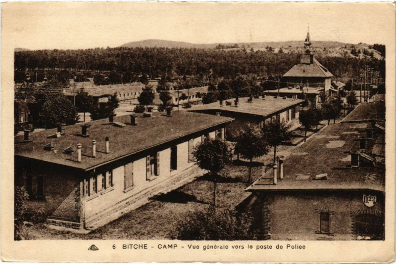 Carte postale ancienne Camp de Bitche - Vue générale vers le poste de Police à Bitche