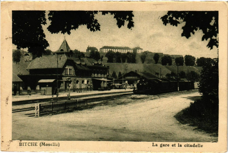 Carte postale ancienne Bitche La gare et la Citadelle à Bitche