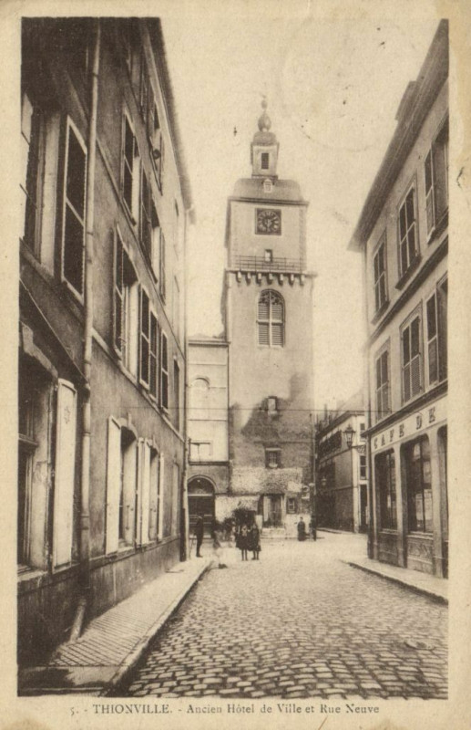 Carte postale ancienne Thionville Anciem Hotel de Ville et Rue Neuve à Thionville